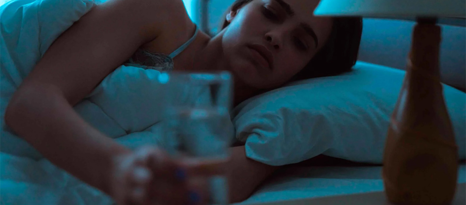 mujer con boca seca por la noche