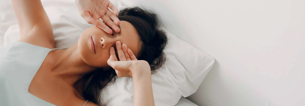 ojos hinchados al despertar- ojos rojos al despertar- chica en la cama