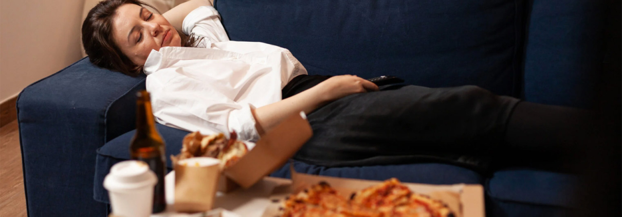 mujer con sueño después de comer