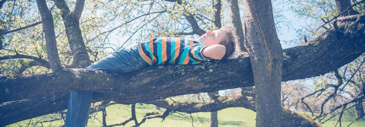 niño descansando en la naturaleza