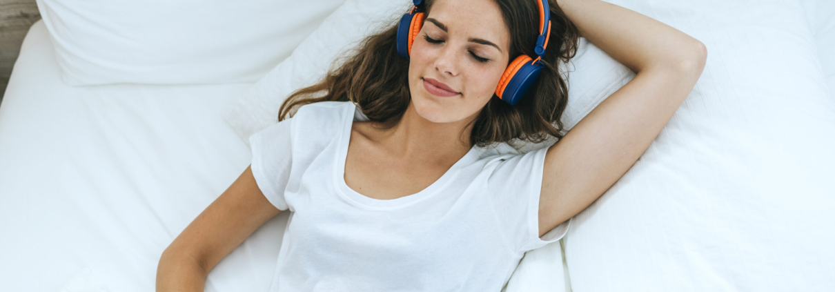 Dormir con auriculares