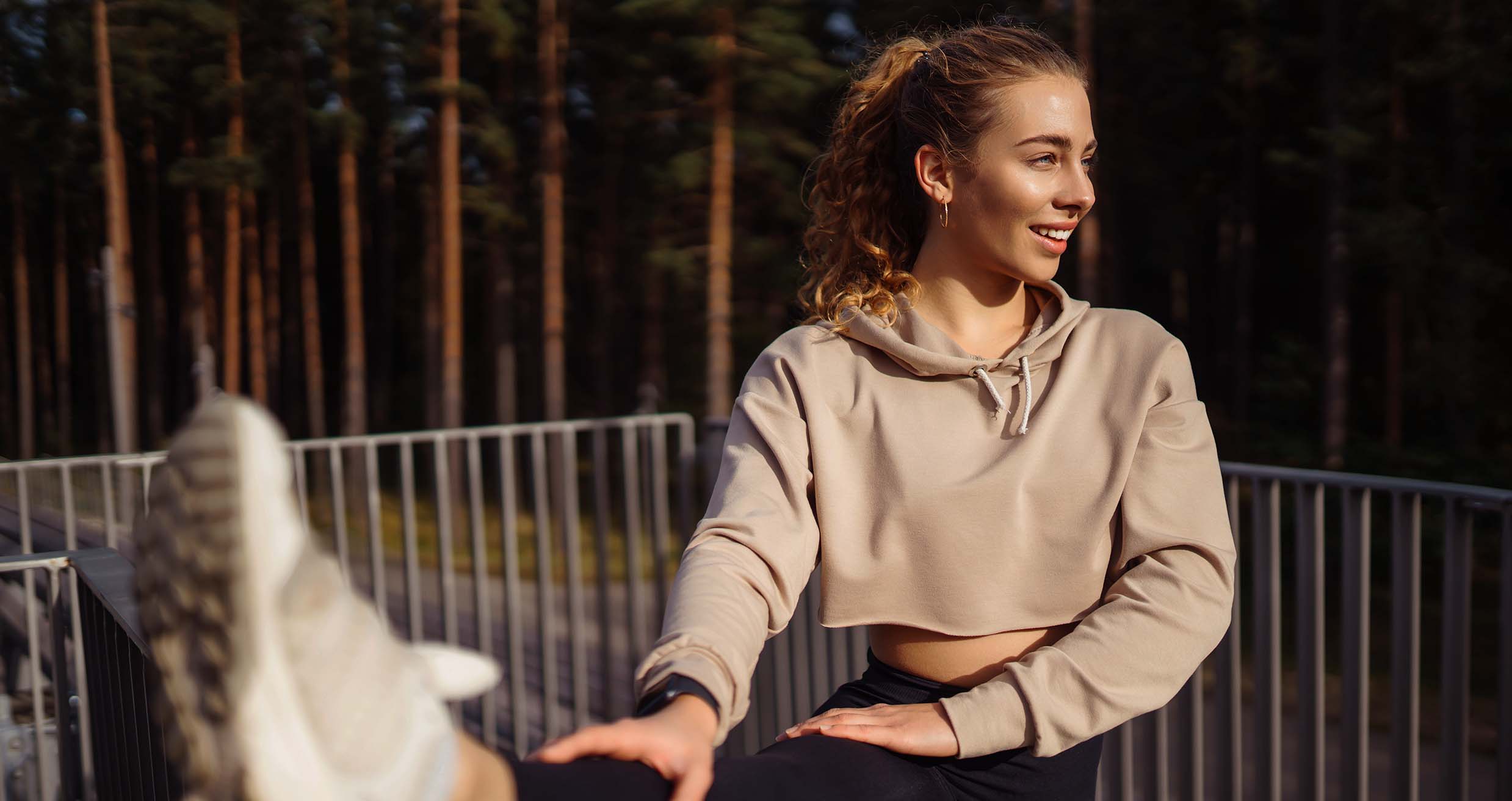 persona feliz haciendo deporte