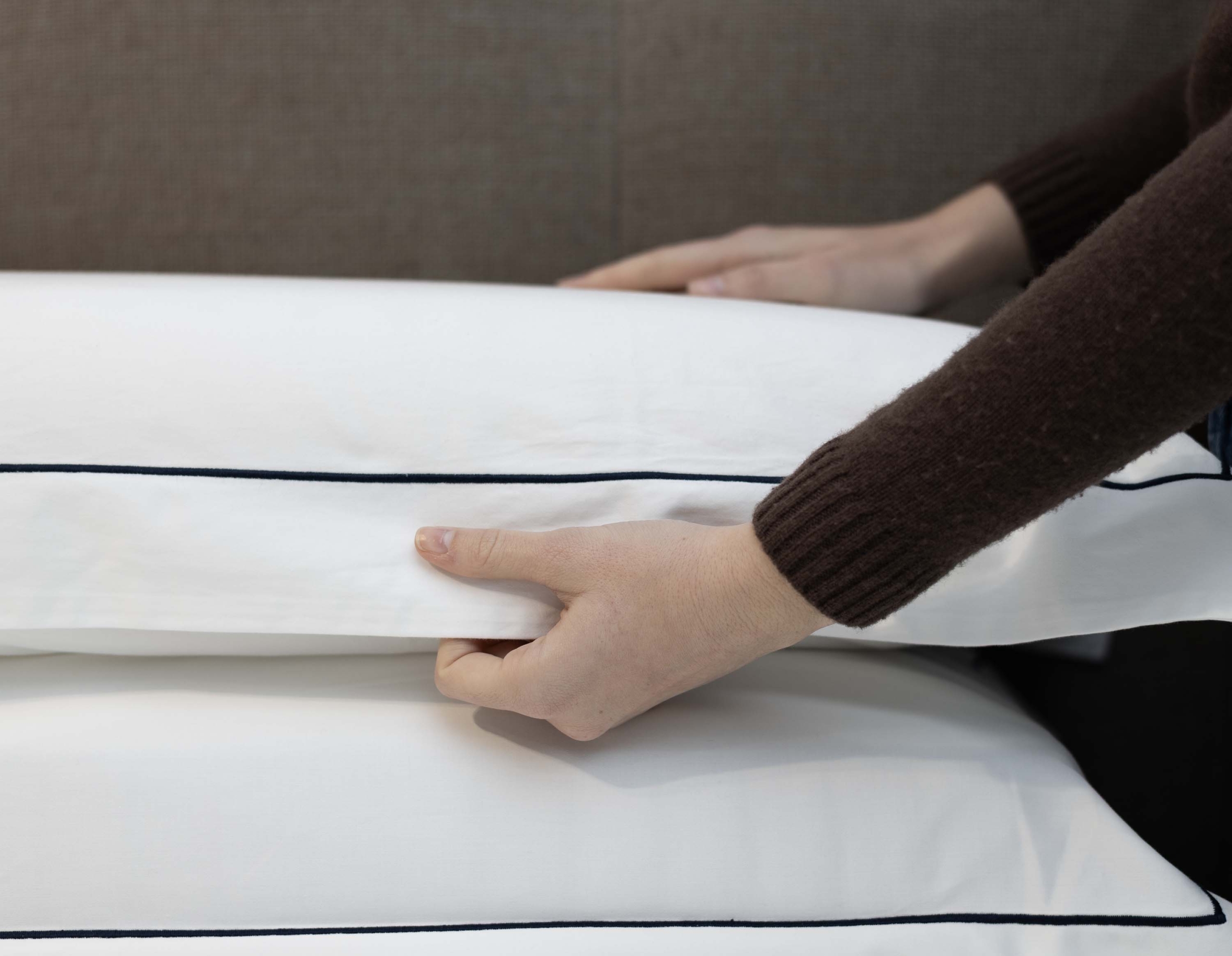 almohadas y cojines en cama