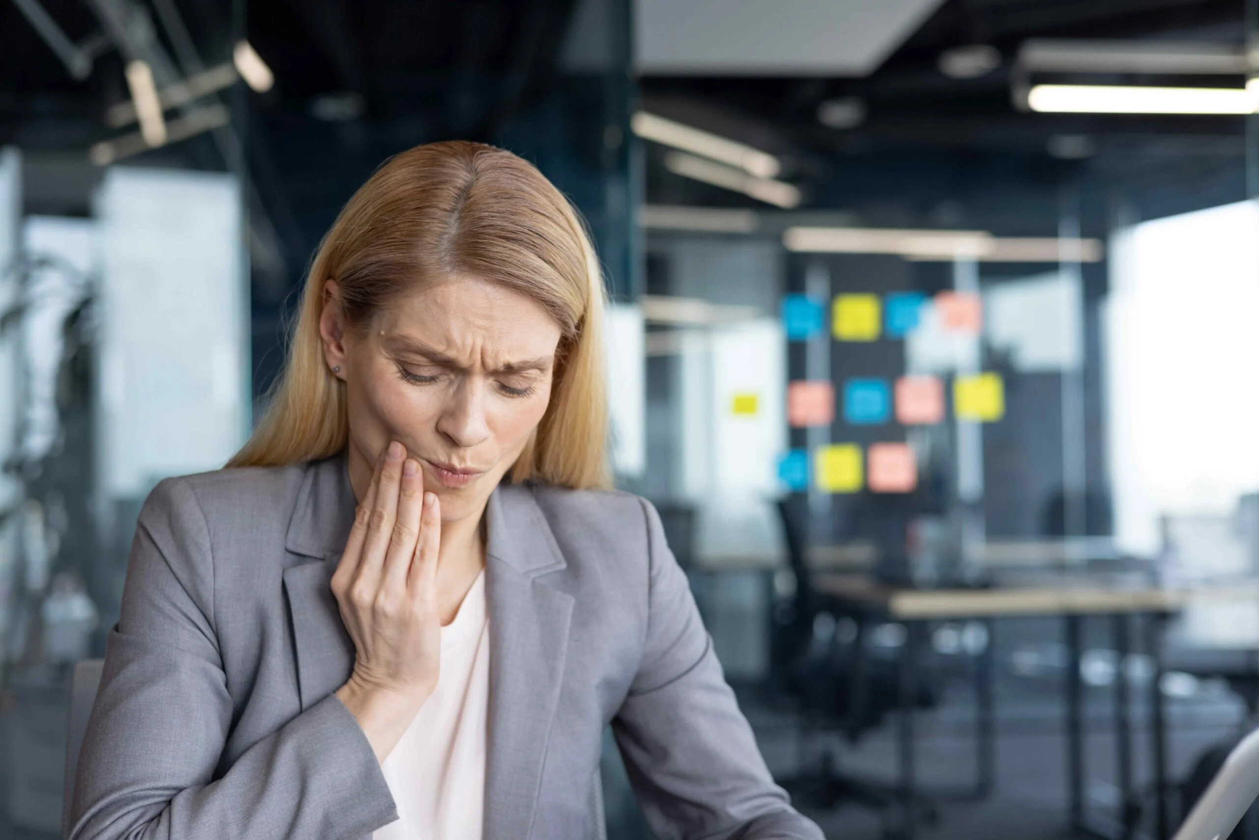 como evitar el bruxismo: mujer con bruxismo