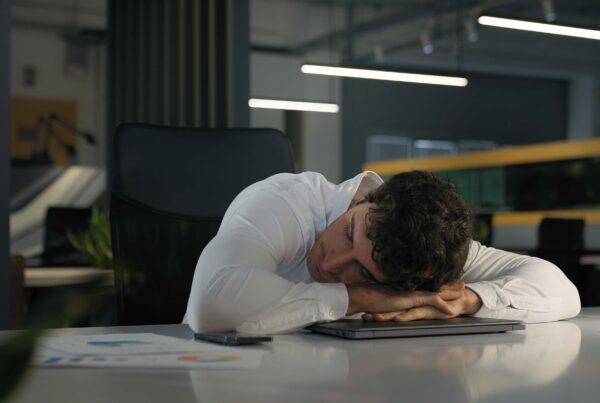 como quitar el sueño, hombre durmiendo en oficina