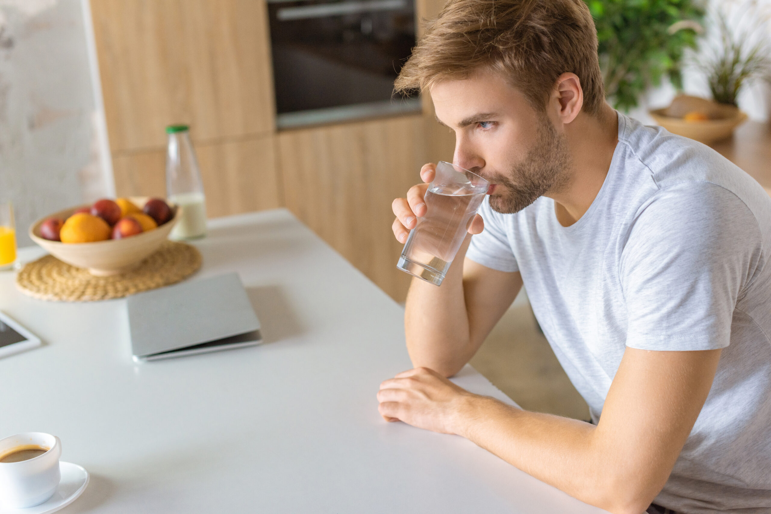 sueño despues de comer, chico bebe agua