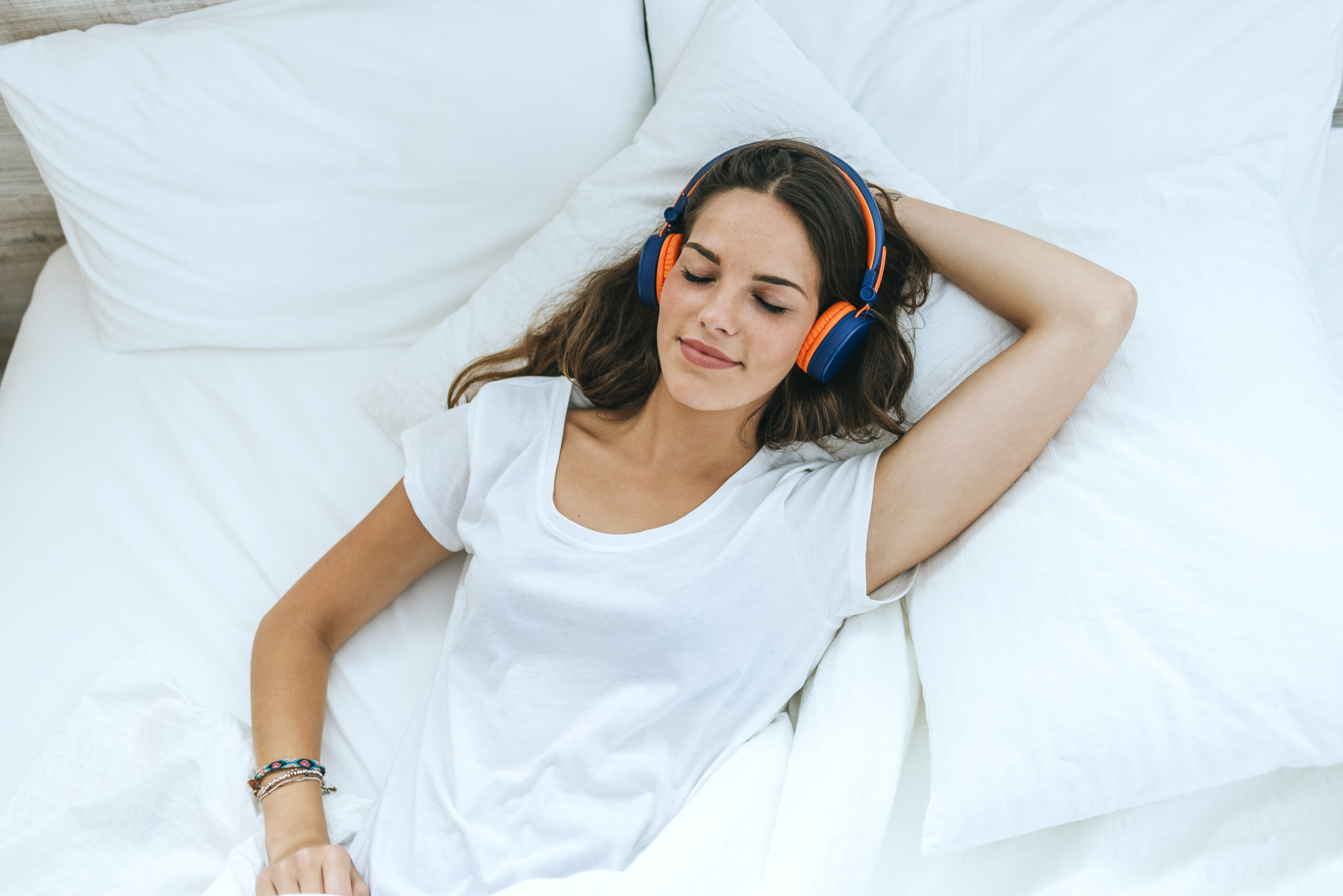 ¿Es perjudicial dormir con auriculares?